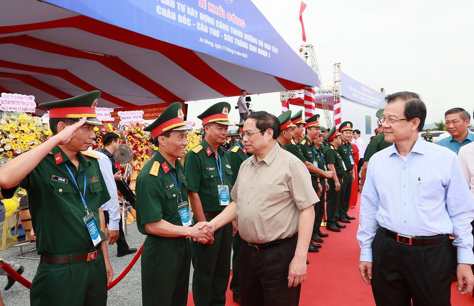 Thủ tướng Phạm Minh Chính đến dự Lễ khởi công tuyến Đường bộ Cao tốc Sóc Trăng-Cần Thơ-Châu Đốc. (Ảnh: Dương Giang/TTXVN)