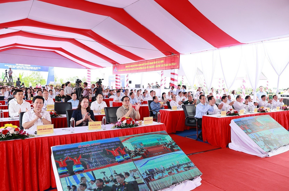 Thủ tướng Phạm Minh Chính và Phó Chủ tịch nước Võ Thị Ánh Xuân cùng các đại biểu dự lễ khởi công tuyến Đường bộ Cao tốc Sóc Trăng-Cần Thơ-Châu Đốc tại điểm cầu Châu Đốc, An Giang. (Ảnh: Dương Giang/TTXVN)
