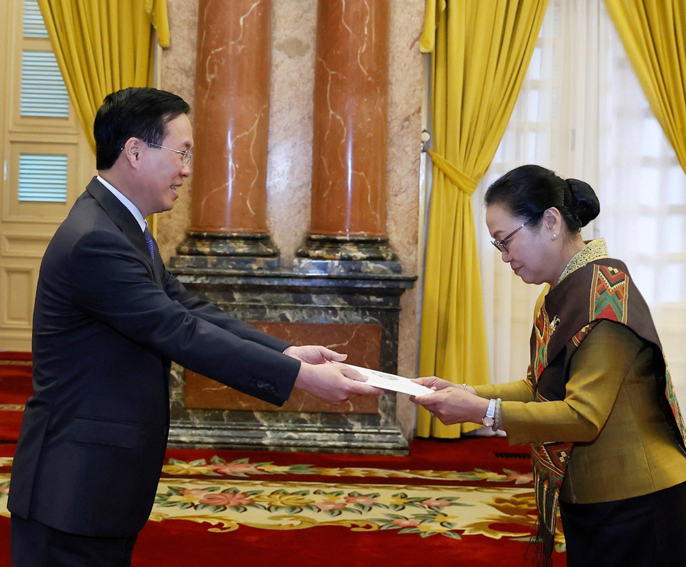 Chủ tịch nước Võ Văn Thưởng tiếp nhận Quốc thư của Đại sứ Cộng hòa Dân chủ Nhân dân Lào Khamphao Ernthavanh. (Ảnh: Thống Nhất/TTXVN)