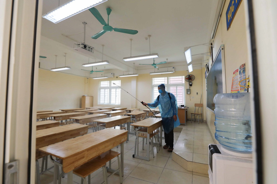 Các điểm trường tổ chức kỳ thi tuyển sinh vào lớp 10 năm học 2021-2022 đều được phun khử khuẩn để phòng, chống dịch COVID-19. (Ảnh: Thanh Tùng/TTXVN)