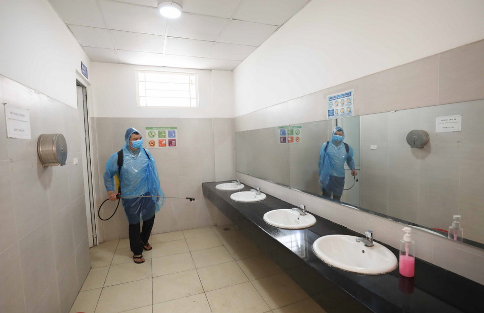 Các điểm trường tổ chức kỳ thi tuyển sinh vào lớp 10 năm học 2021-2022 đều được phun khử khuẩn để phòng, chống dịch COVID-19. (Ảnh: Thanh Tùng/TTXVN)