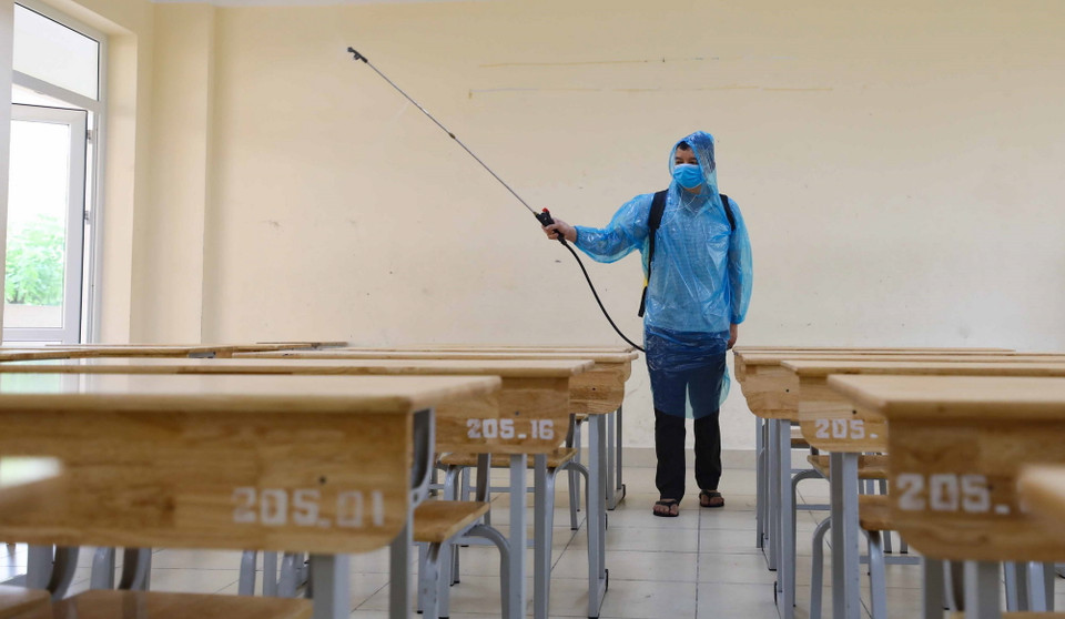 Bên cạnh việc phun khử khuẩn, các điểm thi còn lên kịch bản chi tiết ứng phó tình huống bất ngờ trong công tác phòng, chống dịch. (Ảnh: Thanh Tùng/TTXVN)
