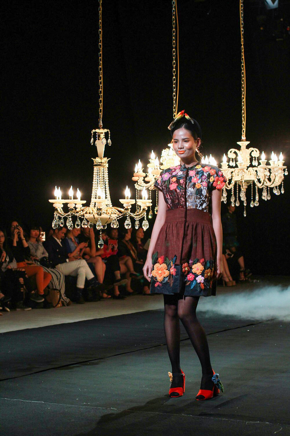 Bộ sưu tập như đưa người xem đến một khu vườn sắc màu giữa thành phố. ​