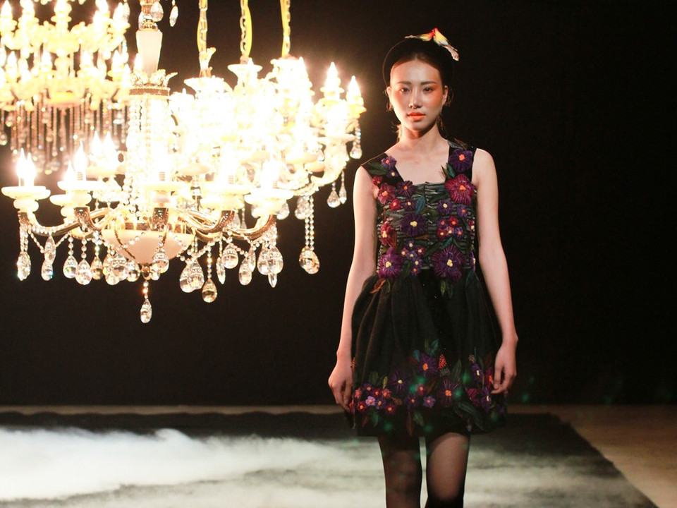 Nhà thiết kế Minh Hạnh chọn chất liệu thổ cẩm Hà Giang để tạo nên những trang phục sang trọng cho bộ sưu tập Haute Couture của mình.