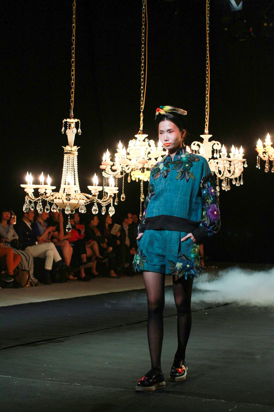 Để có những trang phục thủ công độc đáo, sáng tạo này, nhà thiết kế Minh Hạnh và những người thợ của chị đã phải miệt mài lao động trong nhiều tháng. 