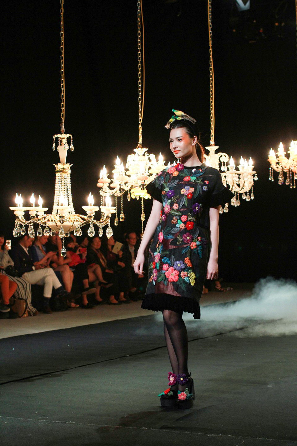 Các thiết kế độc đáo, sử dụng kỹ thuật cắt may, màu sắc họa tiết rực rỡ, thêu ruy băng hoa lá.