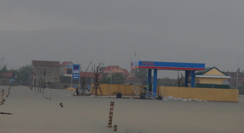 Nước lũ lên nhanh gây ngập và chia cắt tại xã Quảng Hải, thị xã Ba Đồn. Ảnh chụp lúc 7 giờ sáng 1/11/2016. (Ảnh: Đức Thọ/TTXVN) 