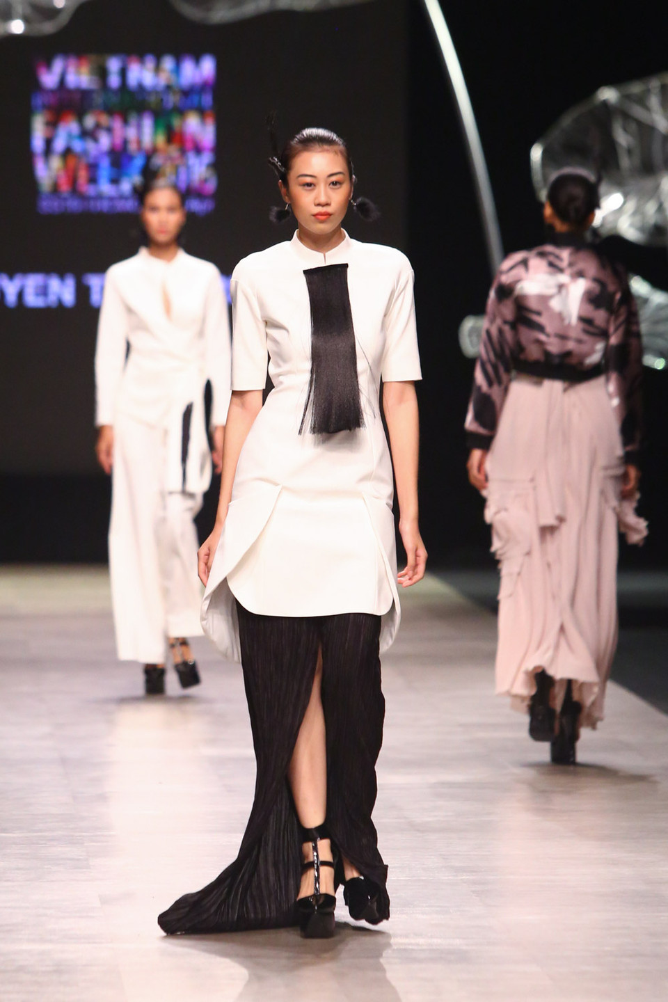 Trên nền nhạc Dangerous (Michael Jackson) với tiết tấu nhanh, mạnh, 'thư pháp' của Tiến Truyển được cụ thể hóa bằng các chất liệu trong suốt, xuyên thấu như ren, voan, lụa. 