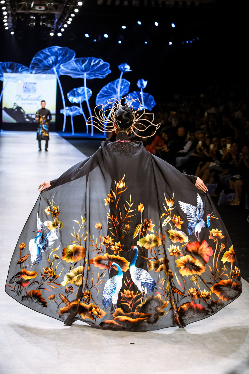 Ngay từ đầu show diễn, nhà thiết kế đã khơi gợi cảm xúc người xem bằng ca khúc 'Quê hương' (phổ thơ Đỗ Trung Quân).