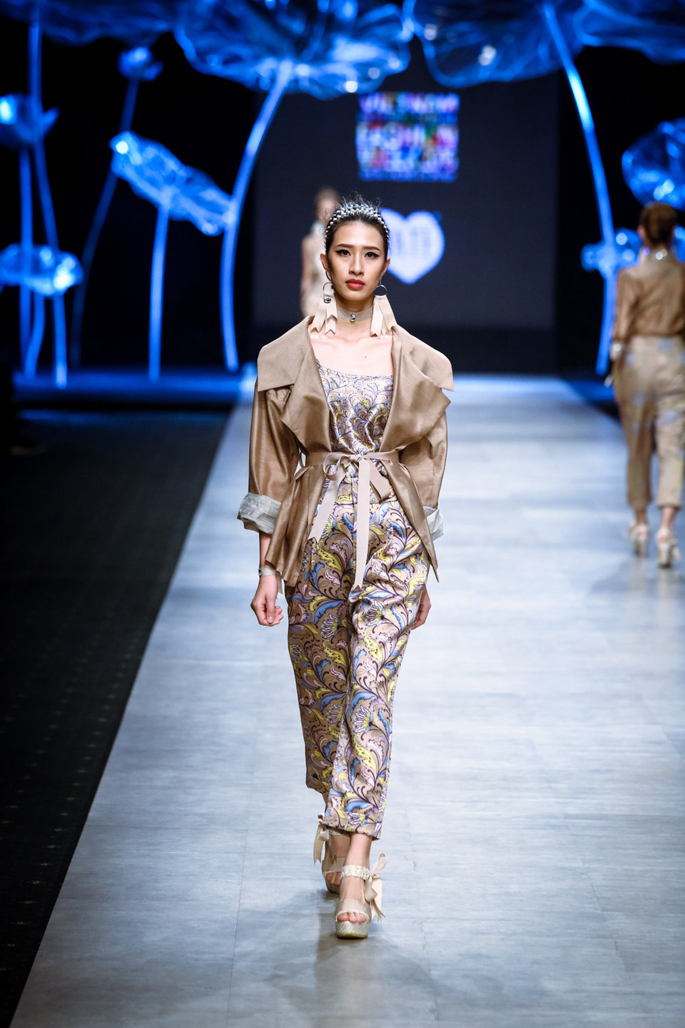 Bộ sưu tập lấy ý tưởng từ khu vườn sau nhà, khi không có tia nắng nào lọt qua nhưng các loài hoa vẫn nở rộ mỗi mùa để làm bật lên sức mạnh của sự phóng khoáng và tự do.