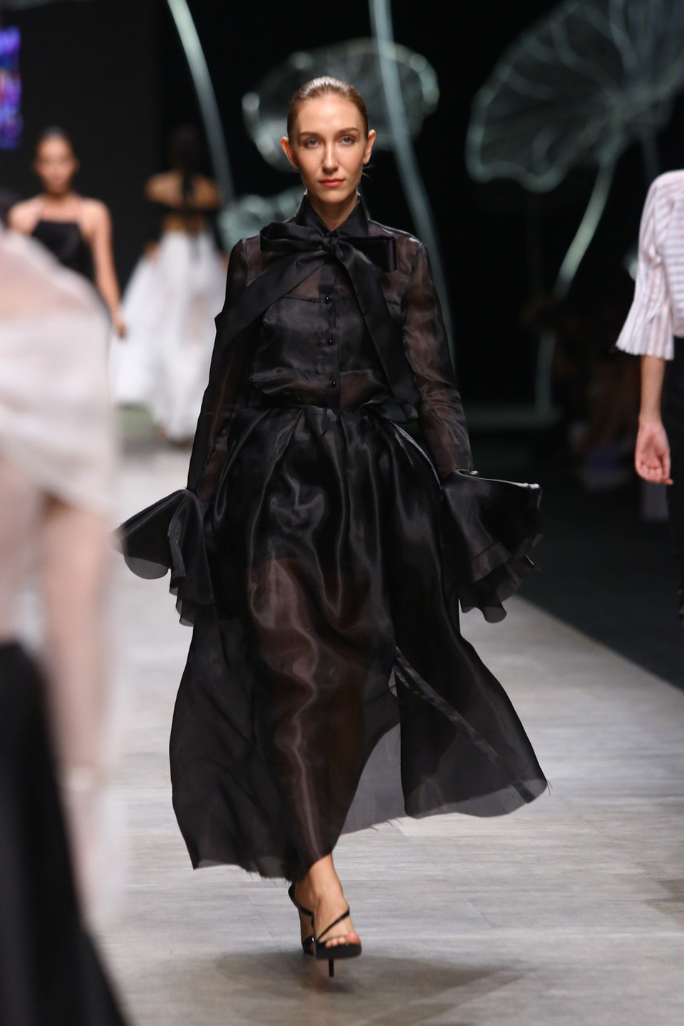 Đó là áo sơmi, váy newlook, quần ống rộng hay váy bút chì.