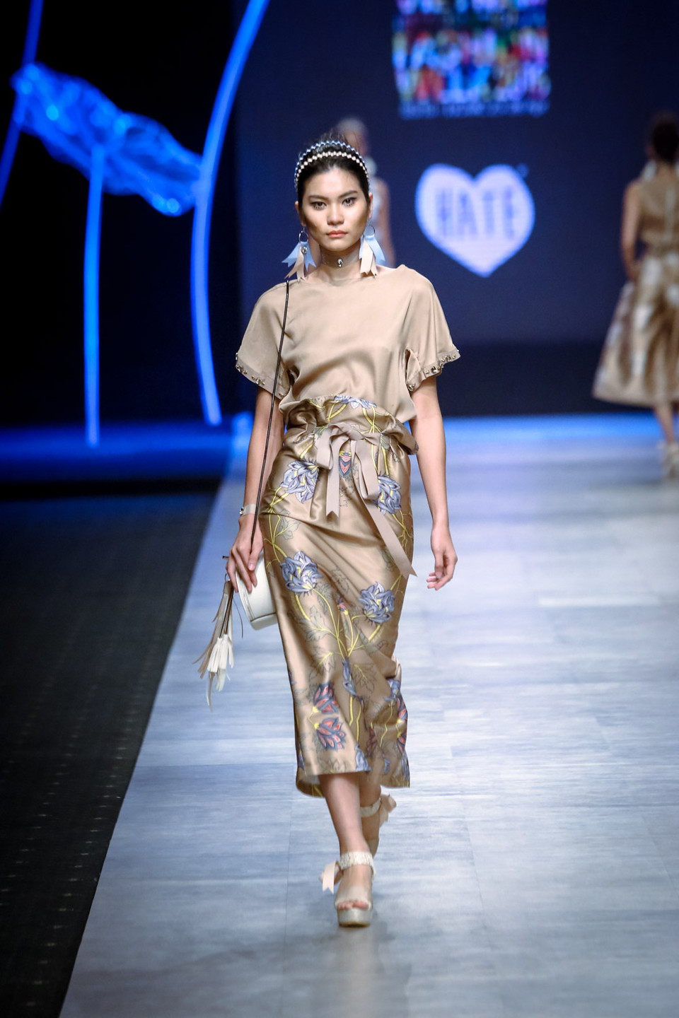  'Khu vườn khi mùa Xuân không tới' của Victoria Huyền Nguyễn được chia thành hai phần rõ rệt.