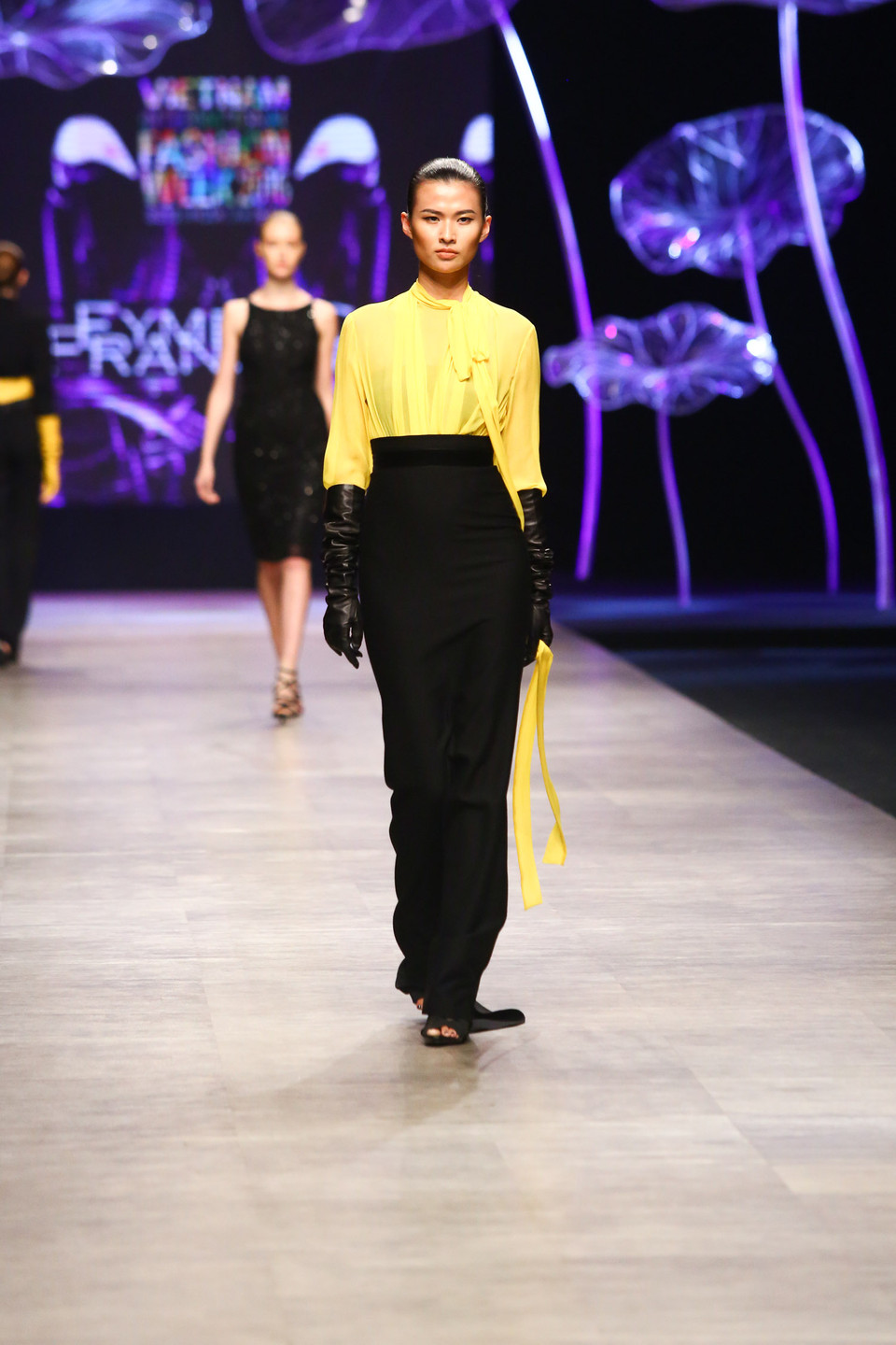 Những bộ bộ sưu tập của anh đều mang sắc màu gothic, của những câu chuyện thần tiên đầy bí ẩn, nơi có những nàng tiên Celtic kiều diễm.