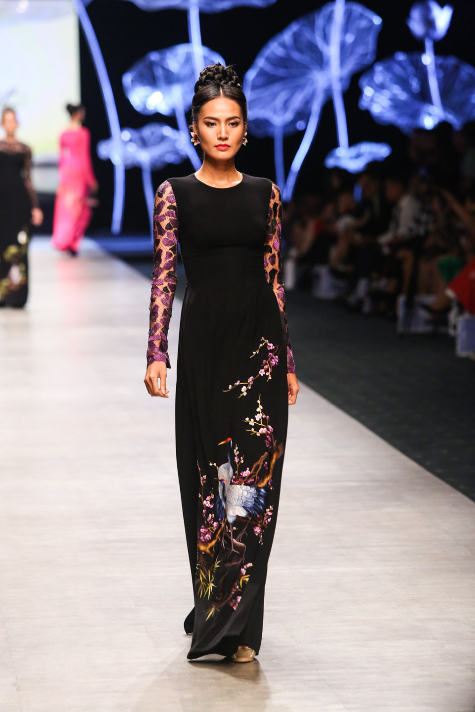 Những sắc màu tạo độ tương phản mạnh như cam, đỏ, đen, xanh biển được sử dụng hài hòa trên chất liệu đũi cao cấp, càng tạo nên vẻ nữ tính mềm mại cho trang phục.