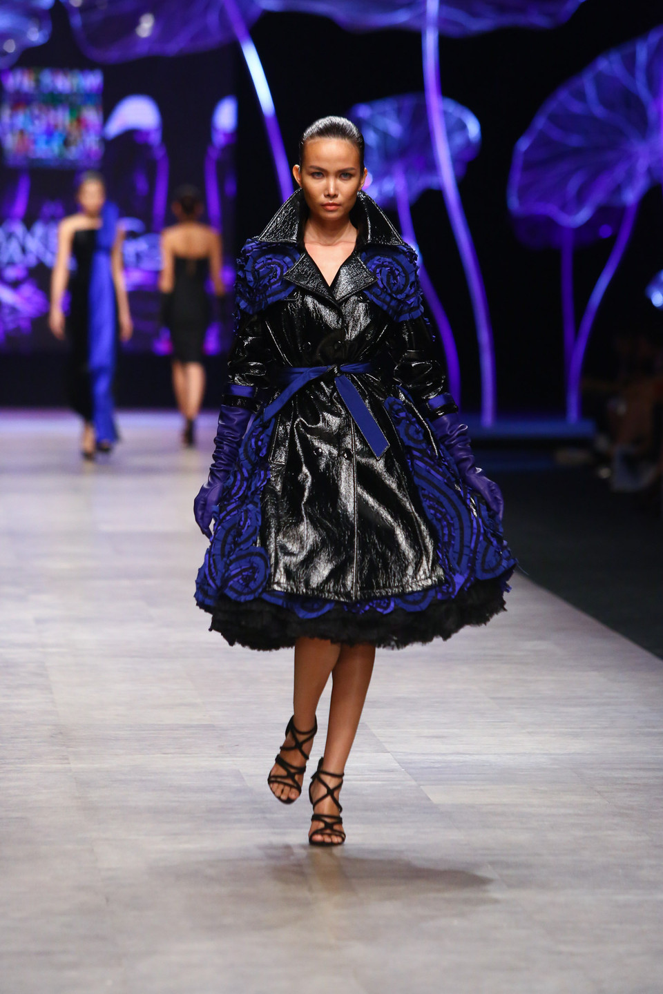 Đặc biệt là những bộ cánh phong cách couture sáng tạo trong trang phục tuxedo cá tính...