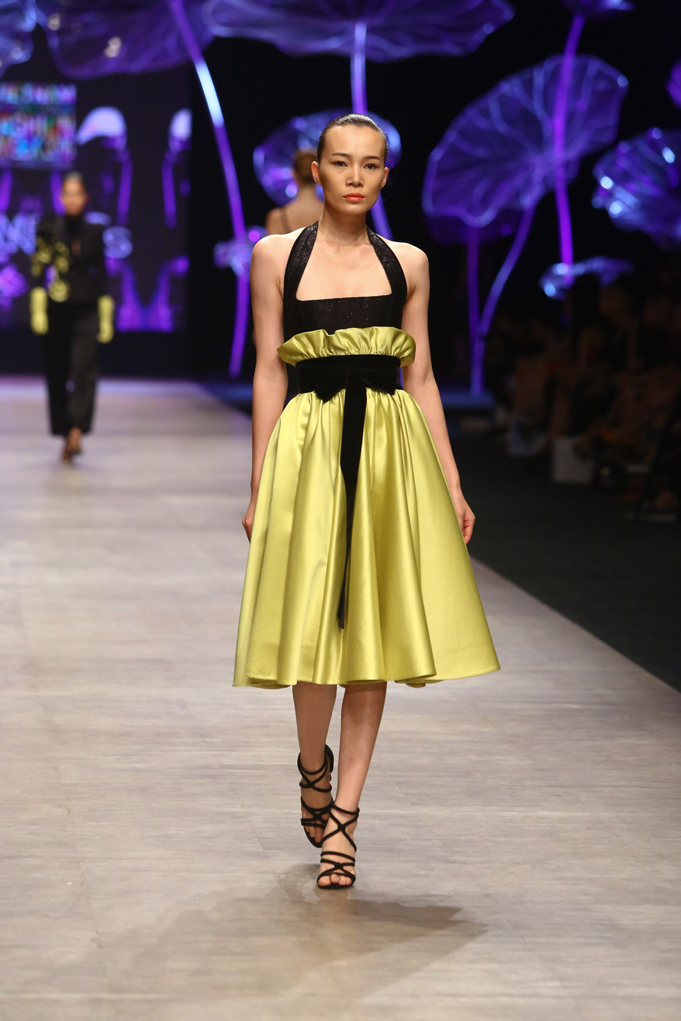 ...Nơi anh tự do sáng tạo, vượt qua mọi rào cản thời trang ngay cả với những trang phục ứng dụng. 