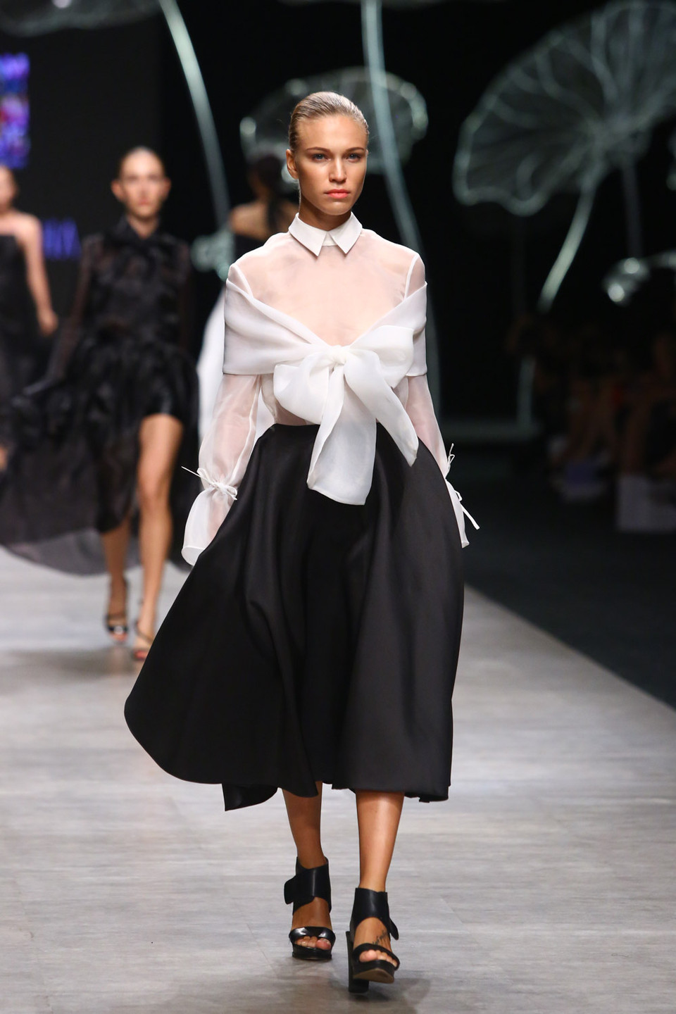 Lần này, Hoàng Minh Hà chỉ mang đến các thiết kế thời trang thuần ứng dụng.