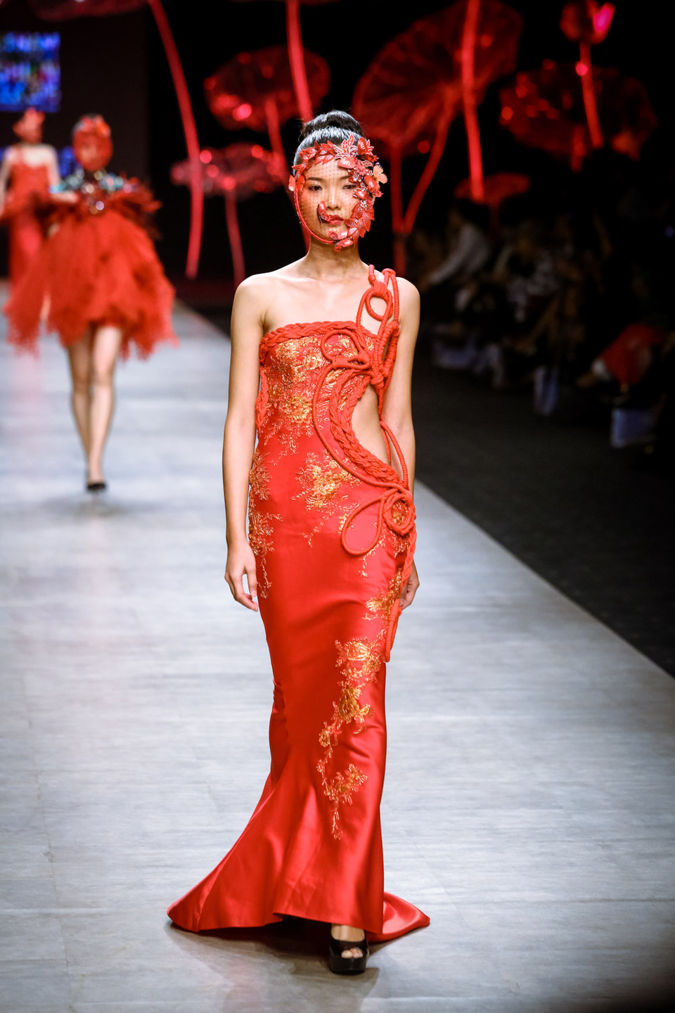 Hiệu ứng phủ kim sa, pha lê, trên nền ren xuyên thấu mang đến cho người xem cảm giác choáng ngợp, xa hoa. 