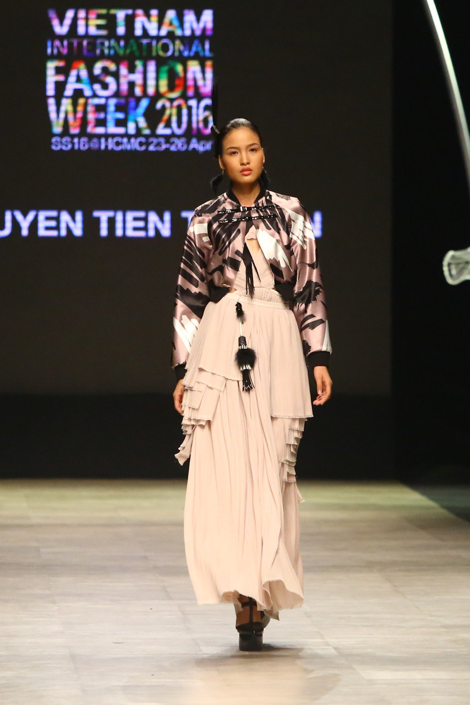 Bộ sưu tập 'Dấu ấn tinh thần' của Nguyễn Tiến Truyển mở màn với cảm hứng từ nghệ thuật thư pháp.