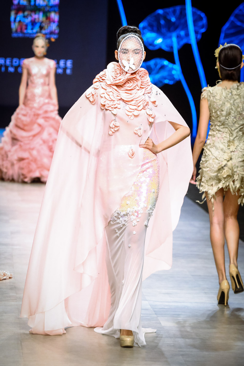 Phong cách trang điểm triết lý vị lai với mặt nạ được làm từ ren và lưới đính hoa và đá quí 3D.