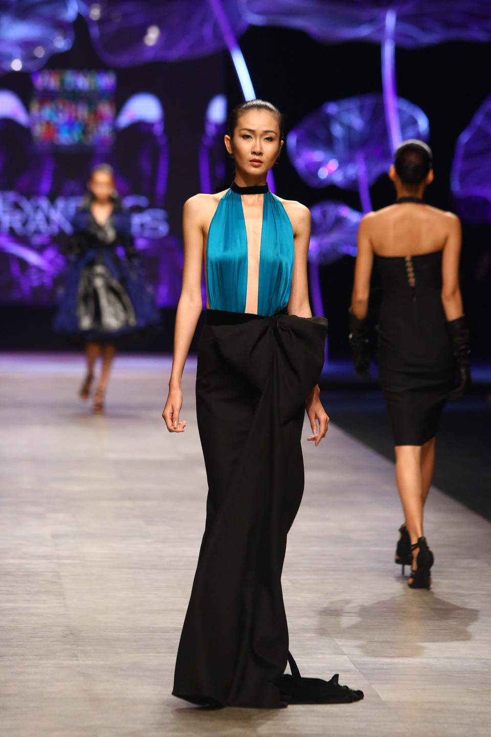 Phong cách lãng mạn ‘Parisian Style’ - những cô gái Paris thành thị được thể hiện rõ nét qua từng thiết kế hiện đại.