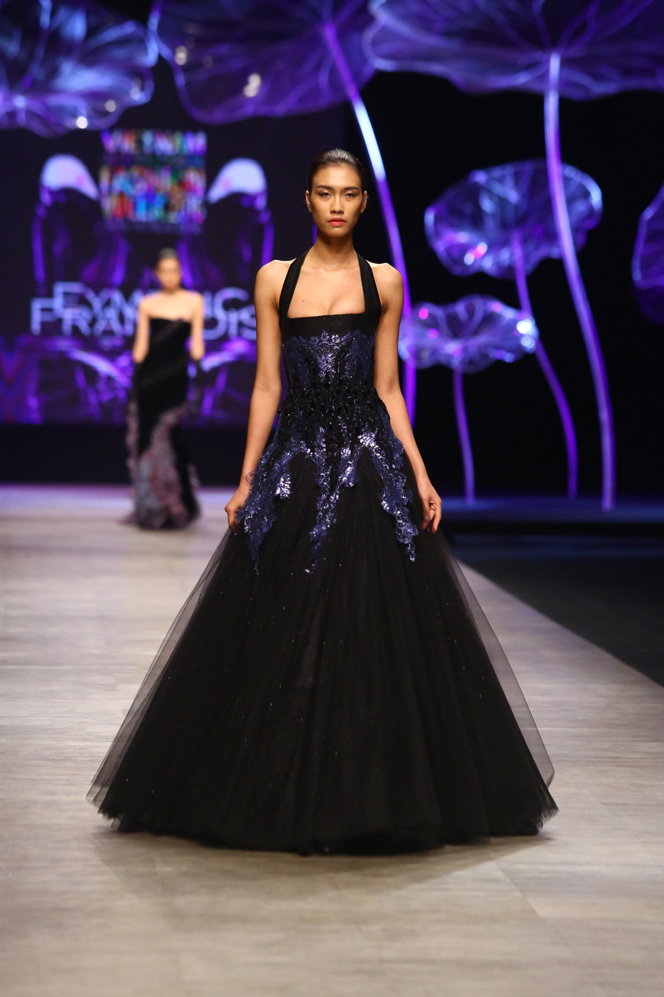 ... Hay những chiếc váy ren xuyên thấu xẻ sâu khơi gợi đầy nhục cảm.