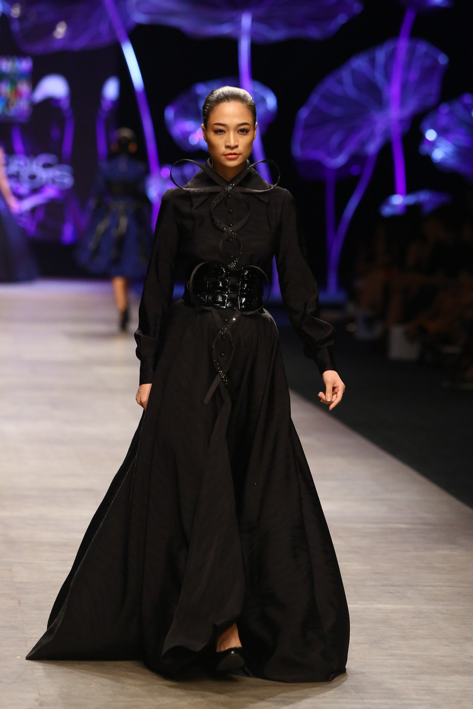 Ý tưởng mới lạ từ trang phục đến từ những chi tiết thêu nổi, đính đá, những chiếc khuy đính và khóa kéo.