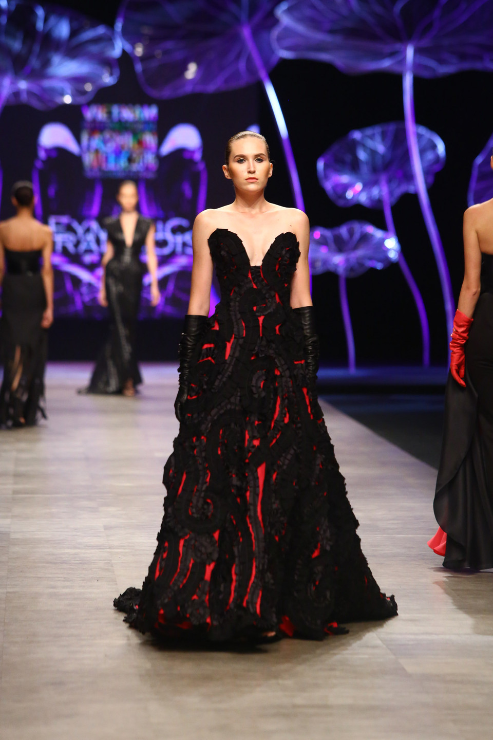 Trong tiếng nhạc dồn dập và cao trào 'Theory Of Mine' của Ekel, càng về cuối show diễn, các thiết kế càng cầu kỳ cá tính và đậm chất Gothic.