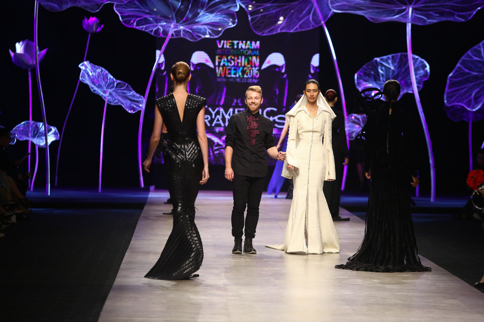 Eymeric với vedette của anh trong show diễn.