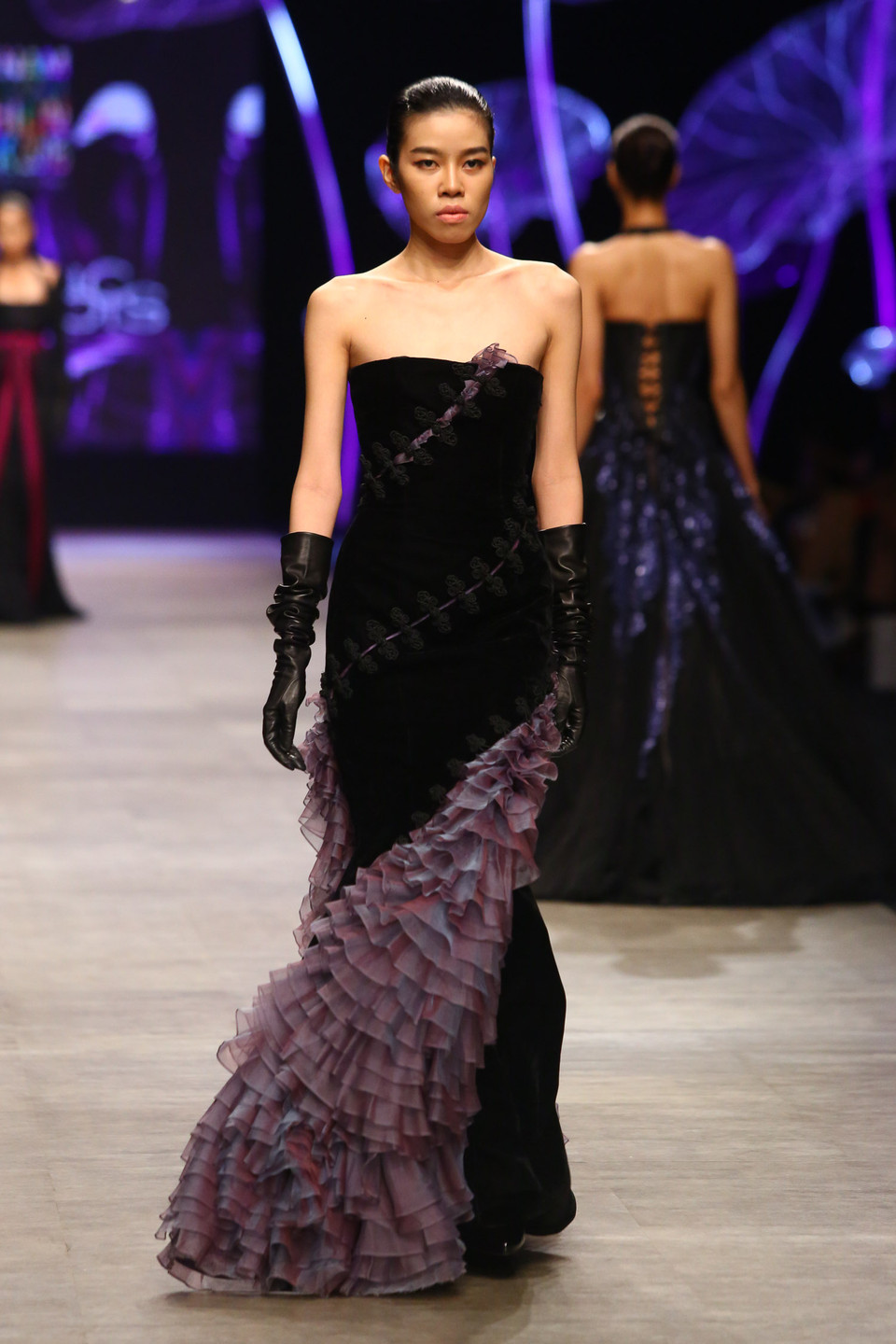 Nhà thiết kế còn tập trung khai thác những chất liệu đặc biệt như da nhân tạo, nhựa tổng hợp nhằm tạo nên sức hút riêng bí ẩn cho bộ sưu tập của mình. 