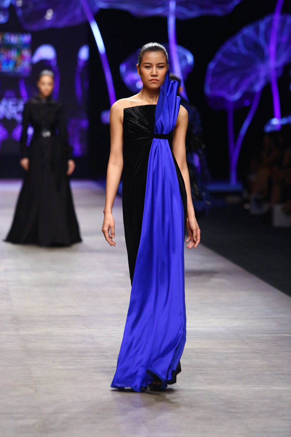 ...Đến những chiếc đầm dạ hội ôm sát được thêu nổi cầu kỳ...