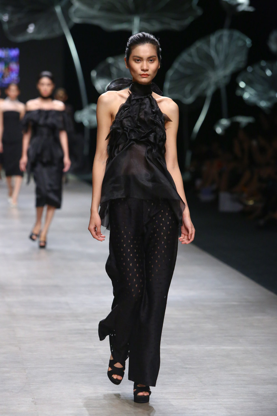 Chất liệu voan xuyên thấu, tôn vinh từng đường nét cơ thể giúp vẻ đẹp của những nàng vệ nữ hiện lên rõ ràng hơn bao giờ hết.