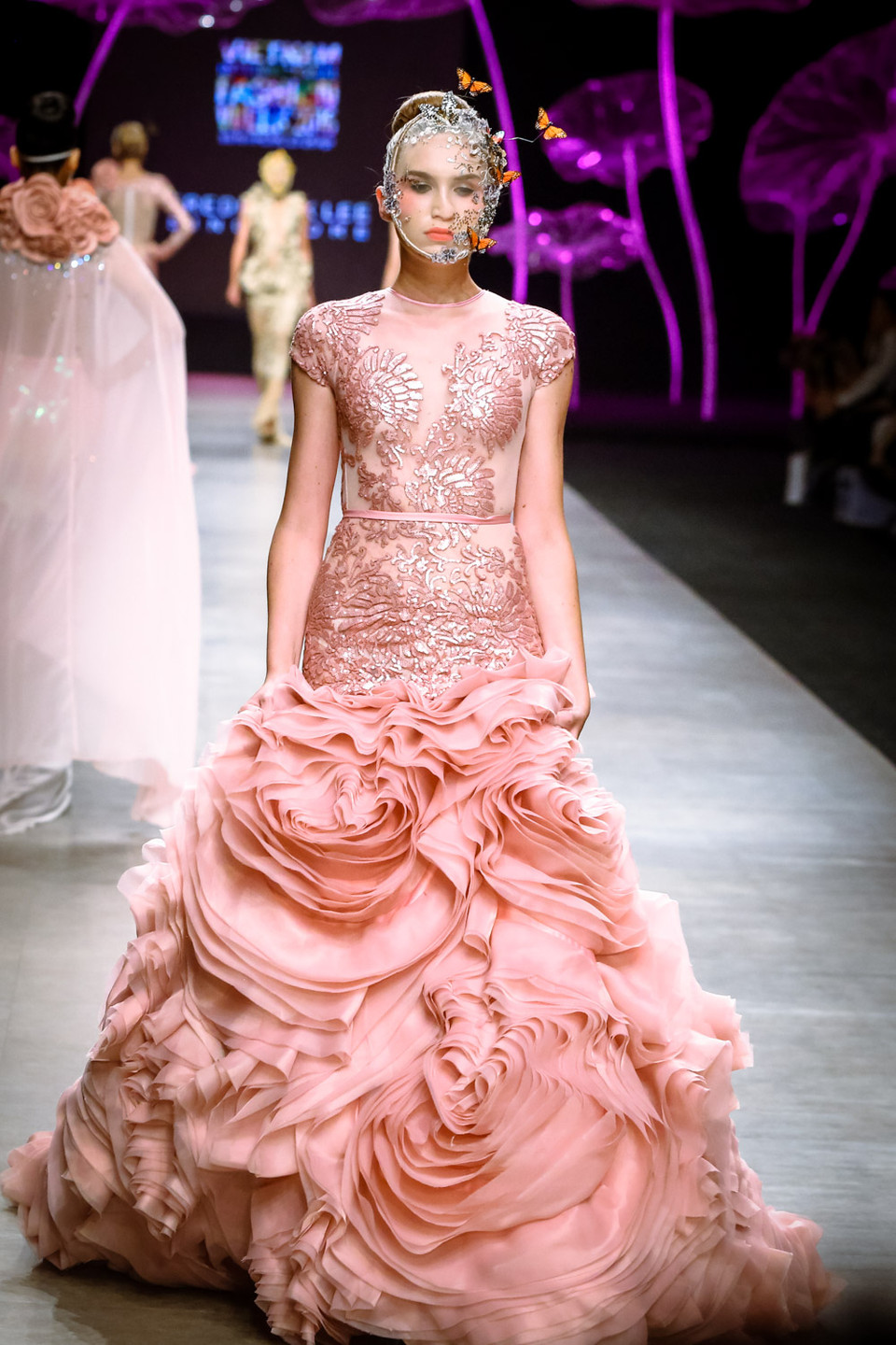 36 bộ trang phục được trình làng tập trung nhấn mạnh vào việc lựa chọn và xử lý bề mặt chất liệu. 