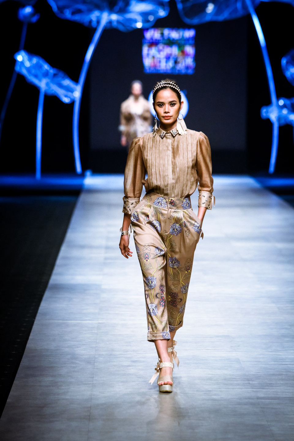Lần thứ hai đến với Vietnam International Fashion Week, Victoria Huyền Nguyễn mang đến một cung bậc cảm xúc khác, sâu lắng hơn so với bộ sưu tập lấy cảm hứng từ tiểu thuyết Rừng Nauy cô trình diễn hồi năm 2015. (Ảnh: BTC)