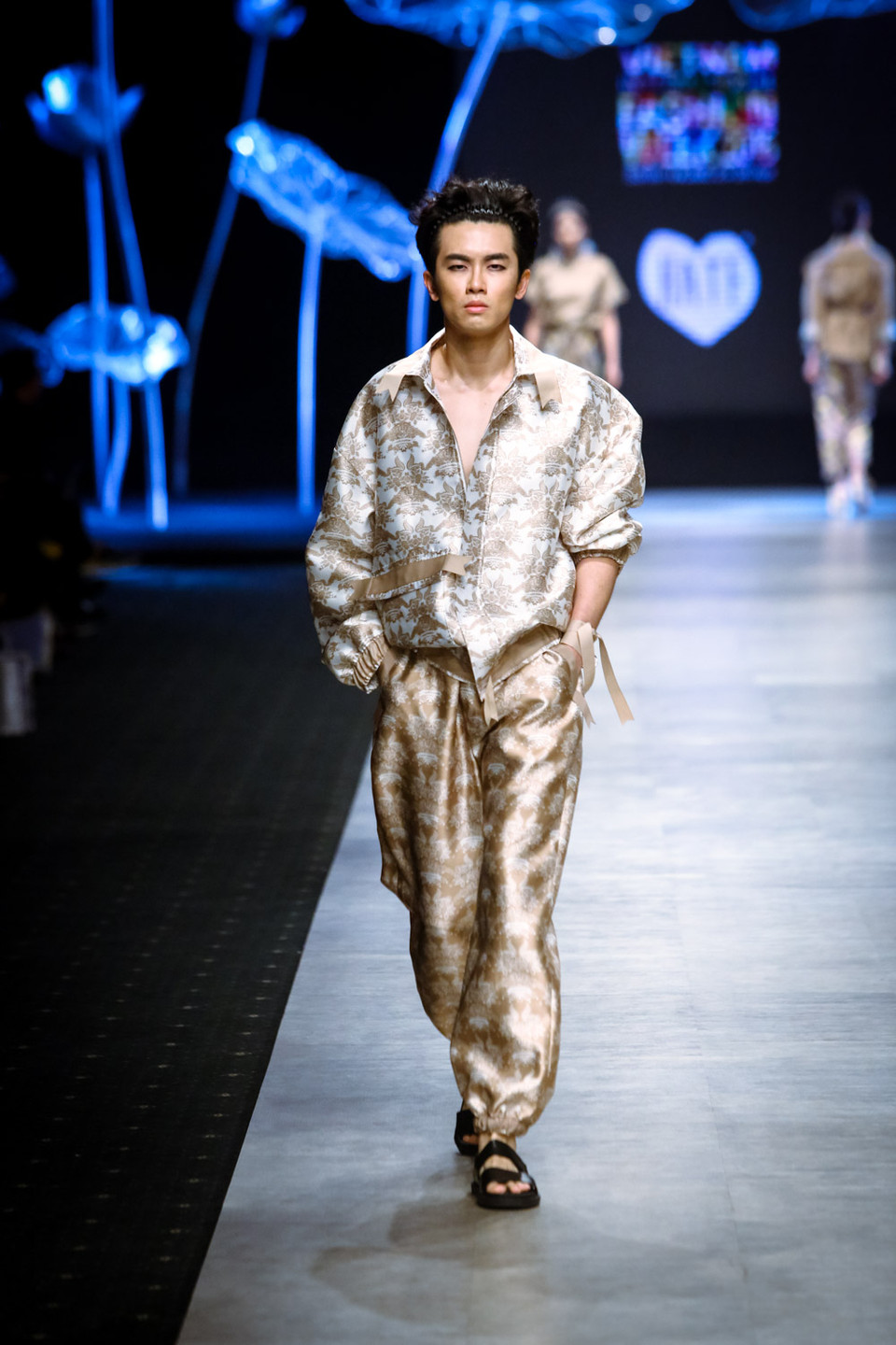 Các tông màu pastel như vàng, trắng, hồng được Victoria Huyền Nguyễn ứng dụng với các phom dáng căn bản như quần cullottes, quần Alibaba hay áo sơmi.