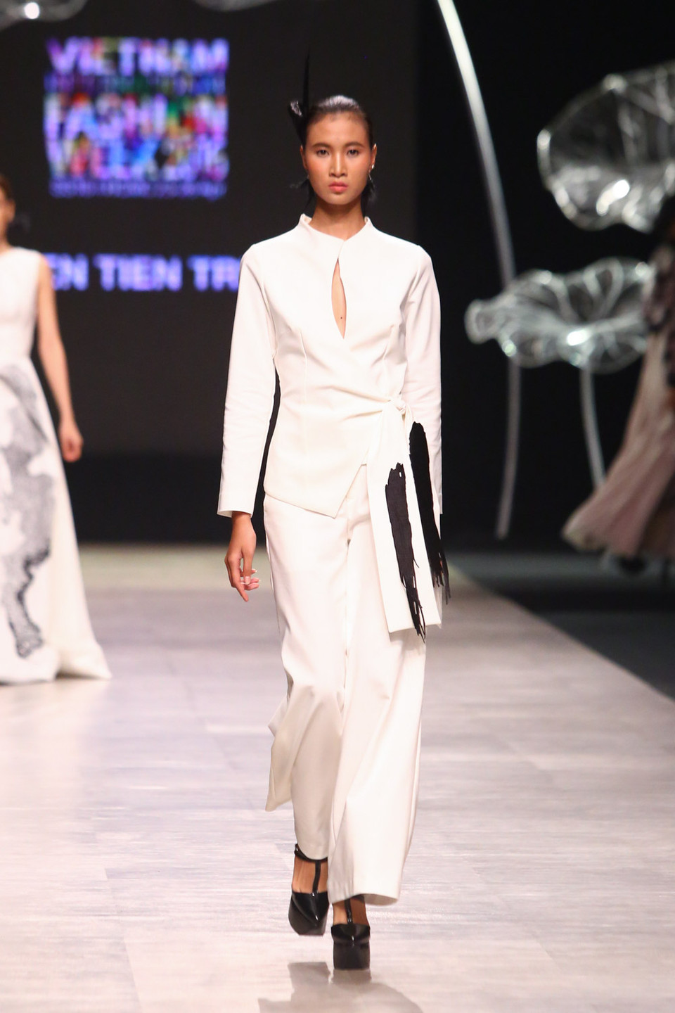 Chi tiết tua rua, từng mảng màu mô phỏng các nét mực thư pháp điểm xuyết trong bộ sưu tập...