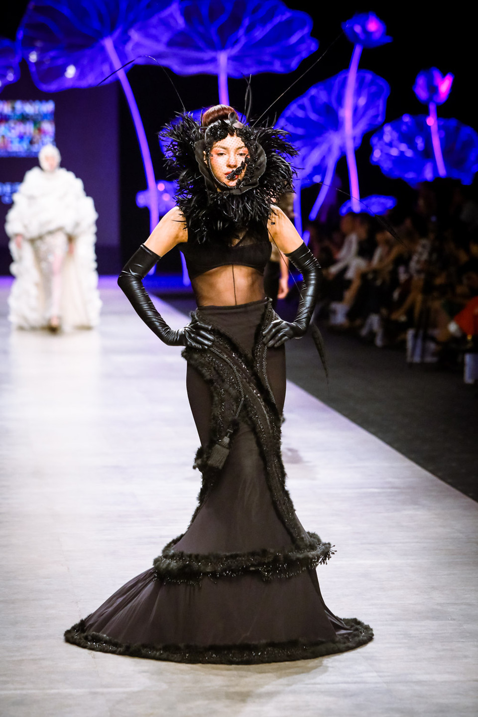 Ông cũng được Hiệp hội thời trang cao cấp châu Á công nhận là một trong những nhà thiết kế gạo cội góp phần tạo dựng hình ảnh bản sắc châu Á rất riêng.