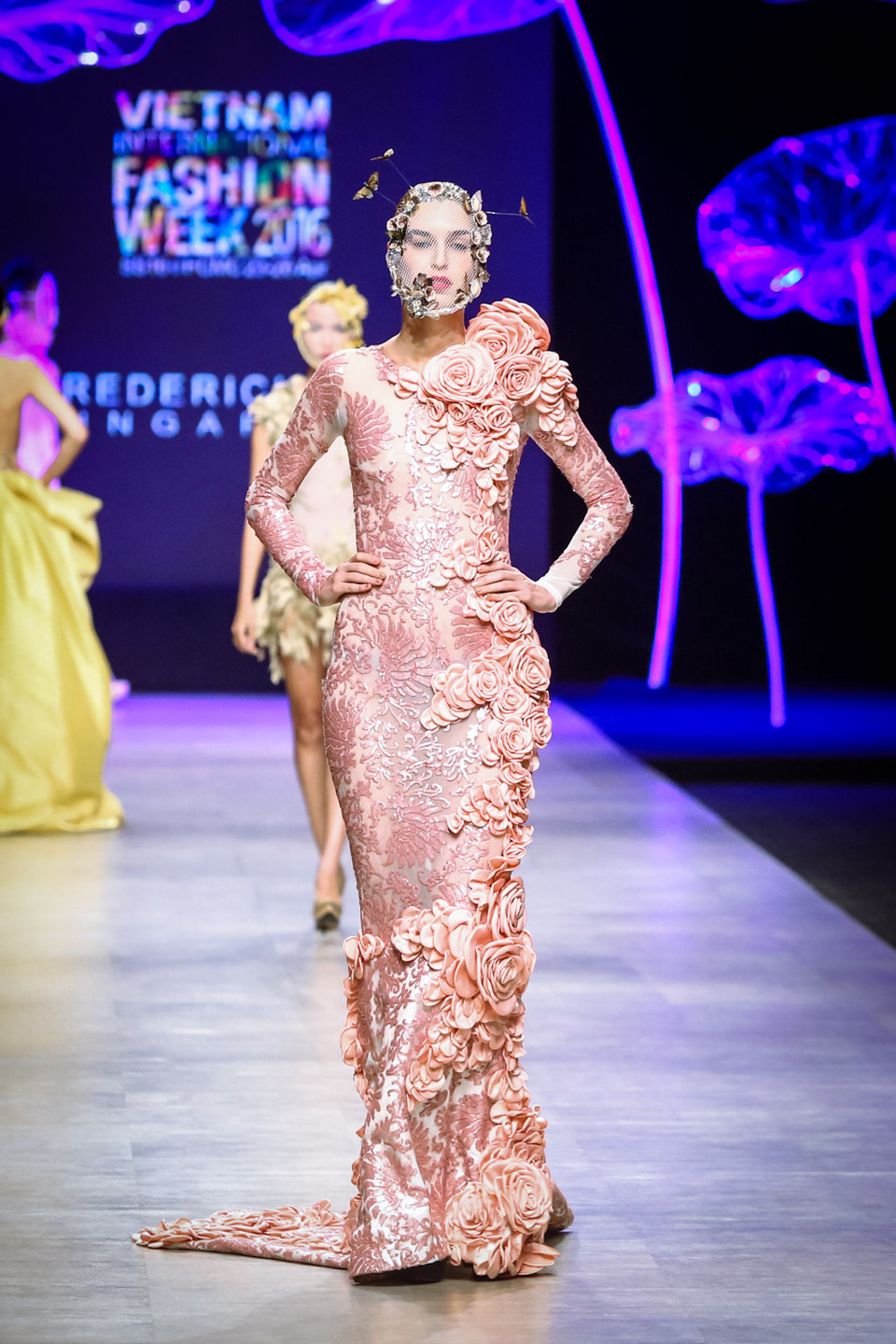 Chi tiết phát sáng lấp lành trên bề mặt chất liệu sequin được ví tựa 'ánh sáng thiên đường.'