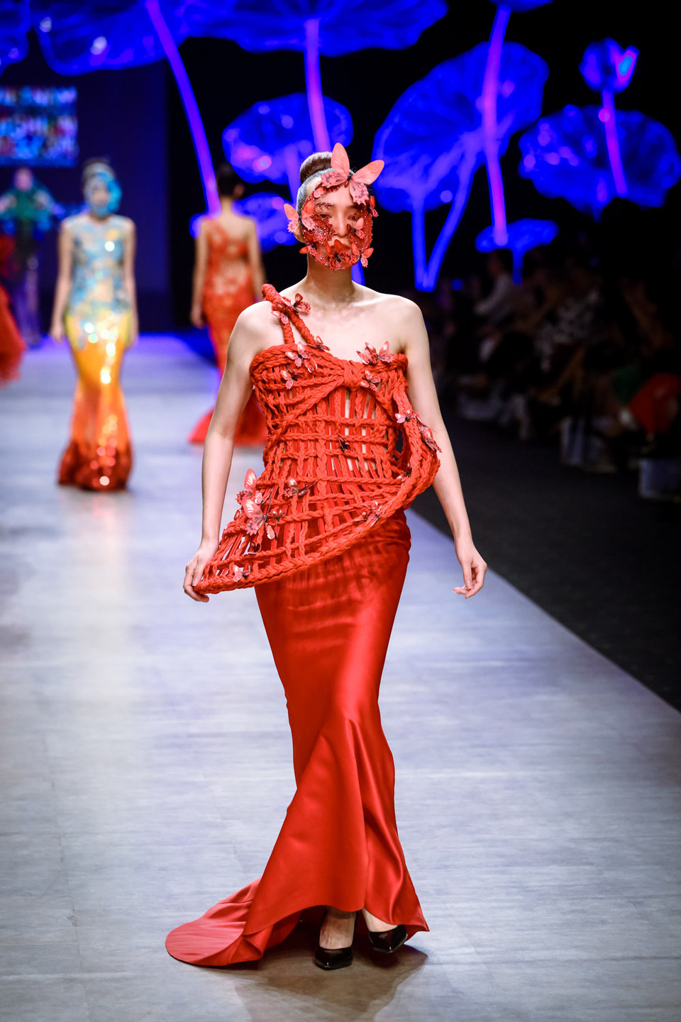 Hơn 18 năm trong nghề và tiếp nhận nền văn hóa giao thoa Á-Âu, sự tỉ mỉ trong các chi tiết đính đá nổi, xếp ren và ruy-băng của Frederick Lee luôn được giới chuyên môn thán phục.