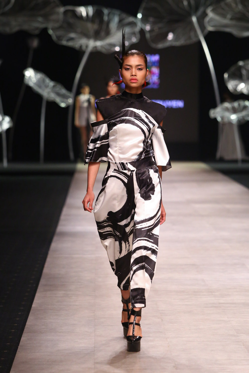 Sinh ra và lớn lên trong một gia đình thuần nông nhưng thừa hưởng niềm đam mê thời trang từ mẹ, Tiến Truyển quyết định theo đuổi con đường giàu tính nghệ thuật này.