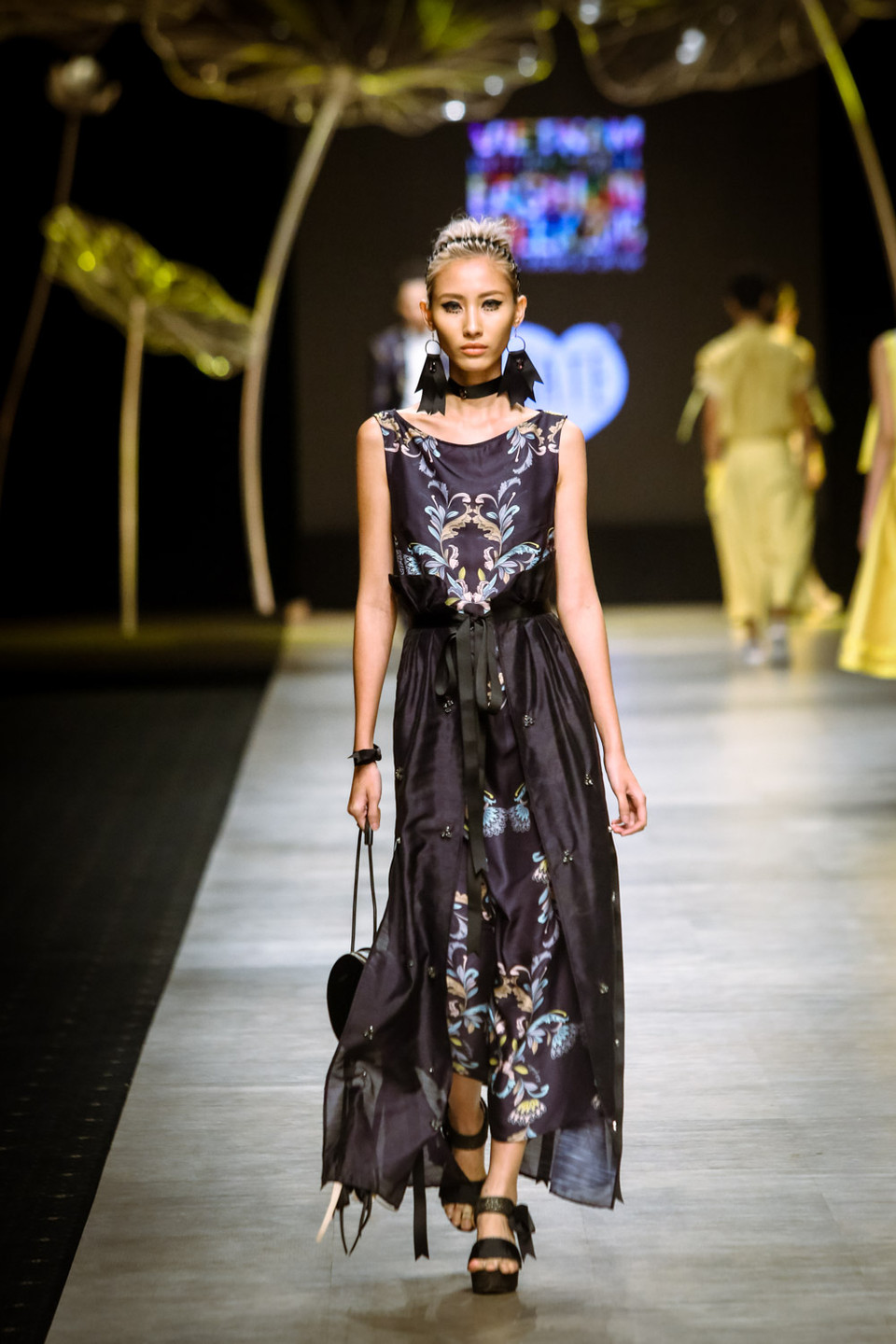 Phần hai của buổi diễn là các thiết kế đầm dạ hội, tông đen chủ đạo, trên nền chất liệu lụa và satin để làm nổi bật vẻ đẹp có phần u tối nhưng luôn tràn trề sức sống của khu vườn.