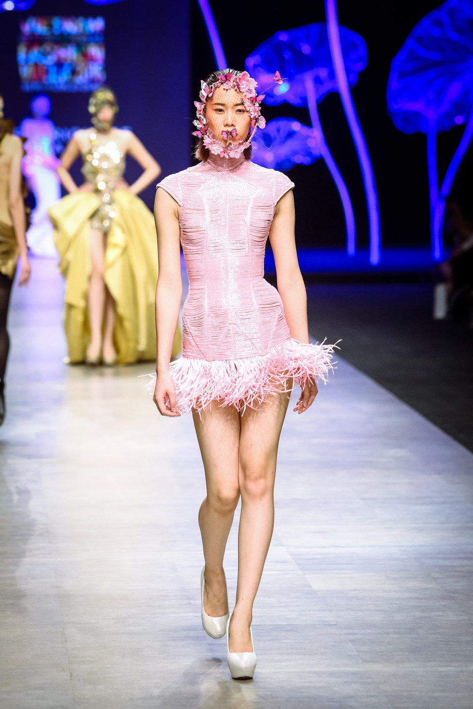 Được mệnh danh là nhà thiết kế của các ngôi sao hàng đầu TVB, trang phục của ông được ví như những tác phẩm nghệ thuật trưng bày trong bảo tàng danh giá, toát lên sự tráng lệ, công phu.