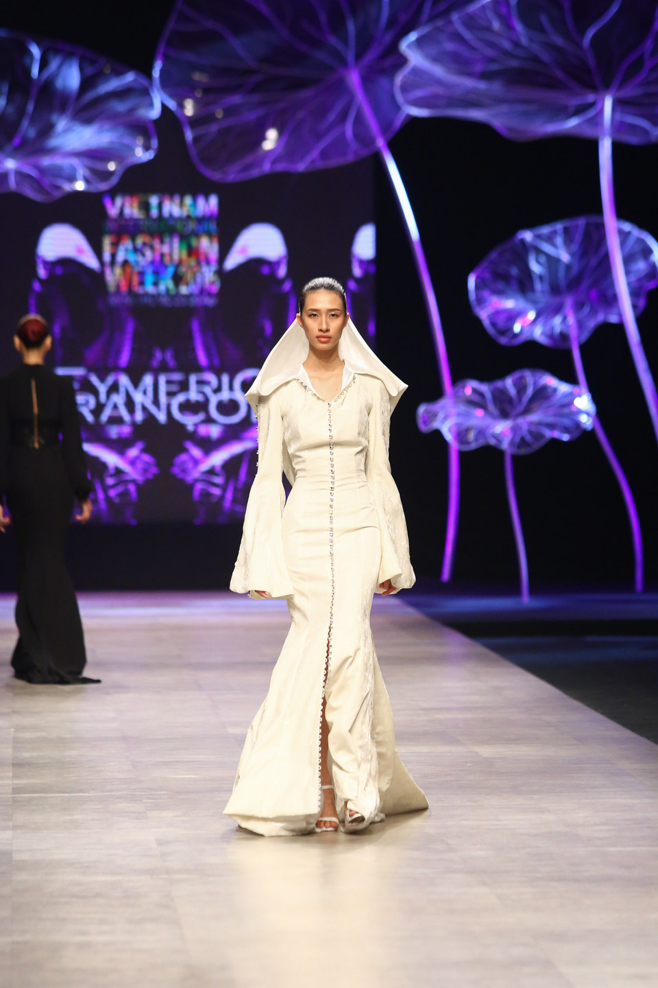 Ngoài việc thường xuyên trình diễn các bộ sưu tập tại Paris, Eymeric còn đảm nhiệm vị trí Giám đốc sáng tạo của Tuần lễ thời trang Serbia năm 2004.