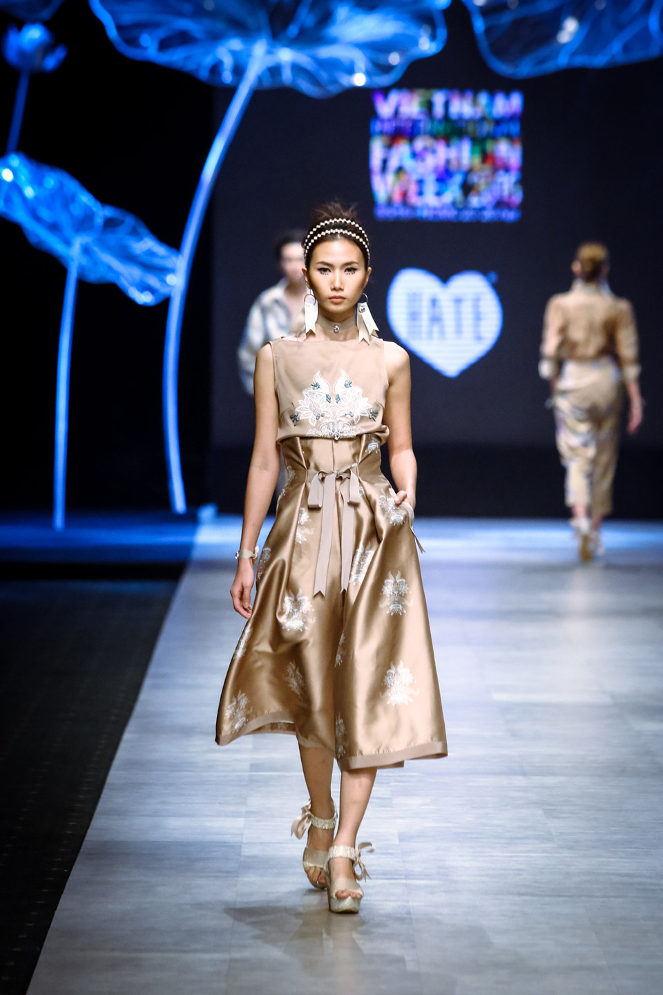 'Blooming' của I hate fashion by Victoria Huyền Nguyễn khởi đầu với họa tiết hoa.