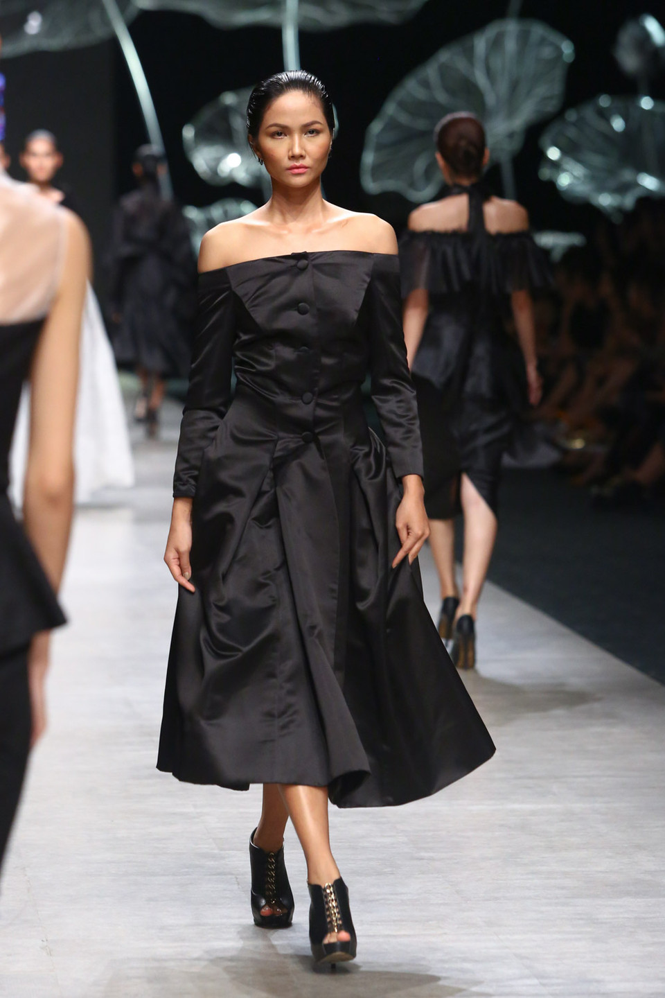 Các chi tiết thắt nơ điểm xuyết từng thiết kế cũng càng làm nổi bật sự gợi cảm của nữ giới một cách tinh tế.