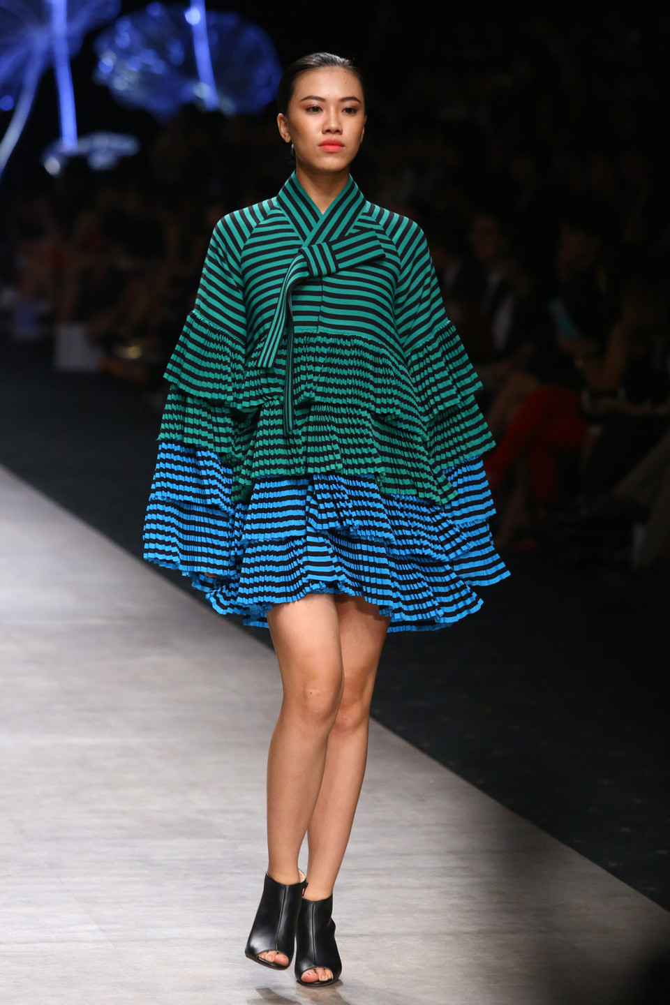 Bộ sưu tập của Lý Giám Tiền nhiều sắc màu với các tông xanh lá, đỏ, hồng, vàng.