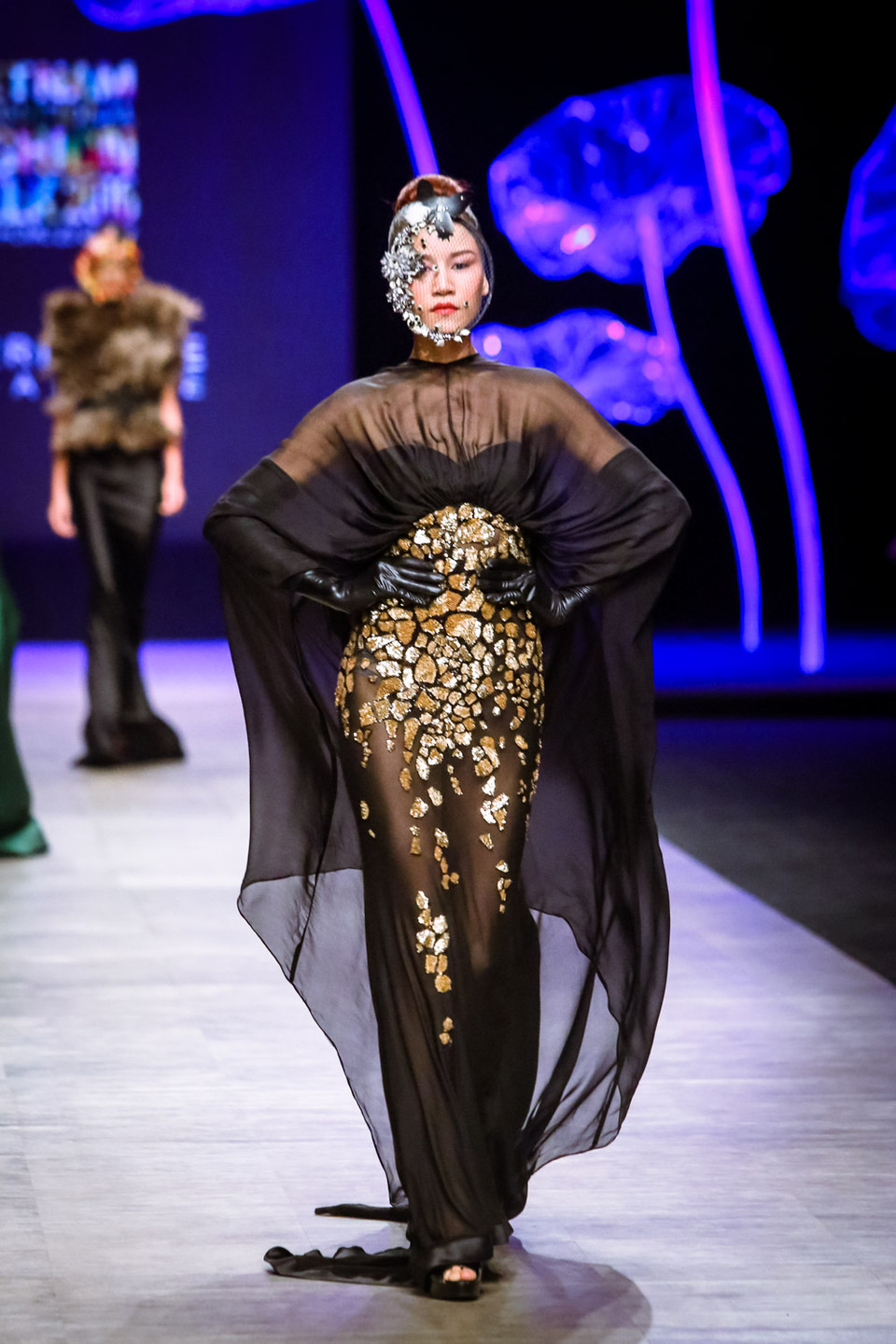 Thiết kế của ông không chỉ sử dụng sáng tạo các chất liệu phi truyền thống mà ý tưởng cũng rất khác lạ và đầy thách thức.