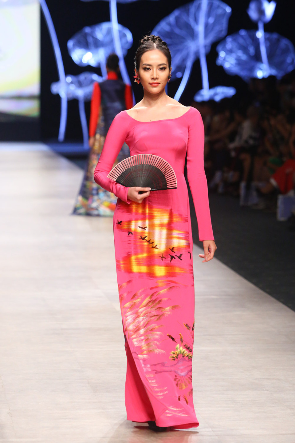 Điều đặc biệt của bộ sưu tập là sự phá cách trong việc lựa chọn màu sắc.