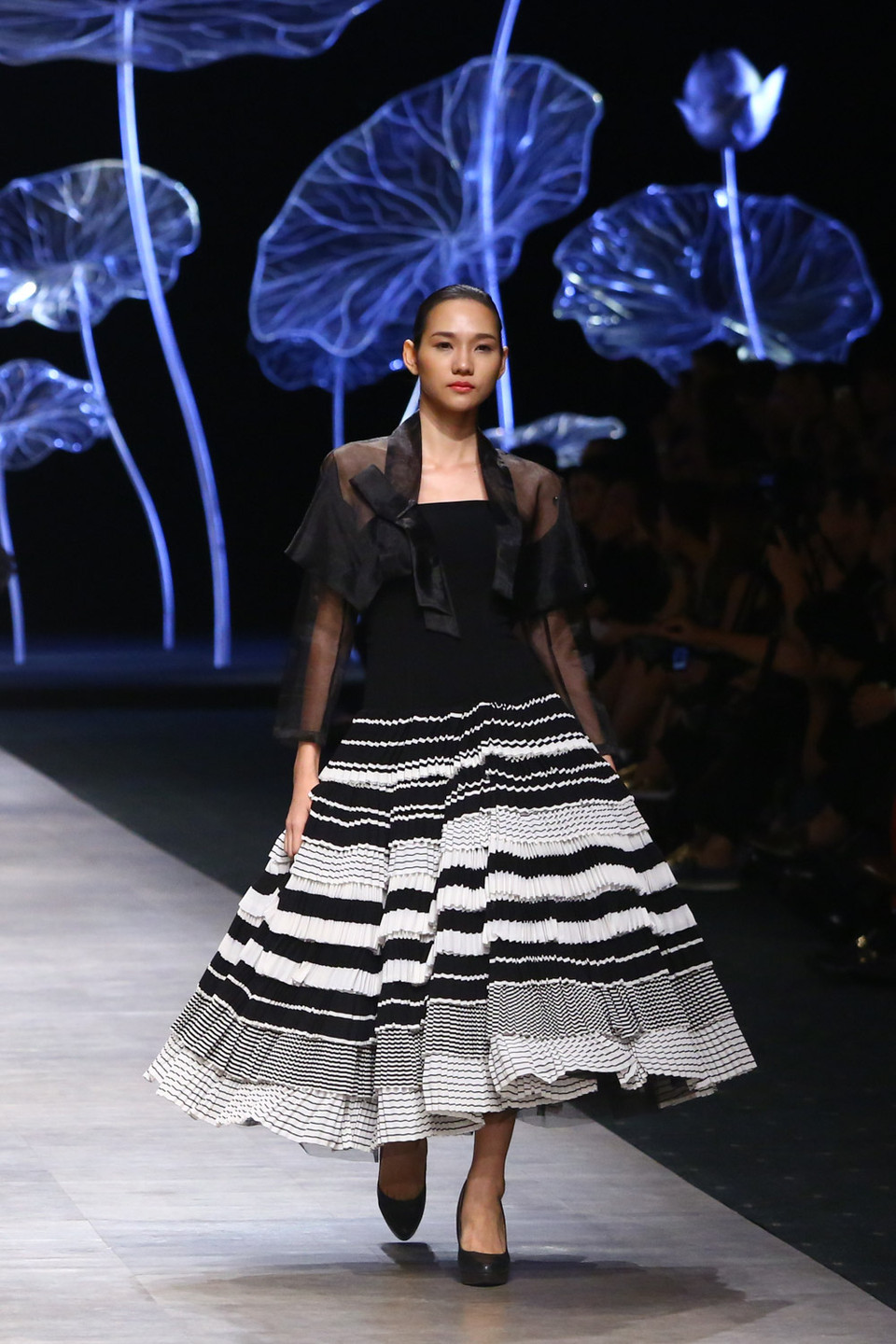 Cấu trúc thiết kế vẫn tiếp tục là điểm mạnh của Giám Tiền, khi anh sử dụng kỹ thuật kết tầng, xếp nếp để làm nên sự bồng bềnh bay bổng cho các thiết kế.