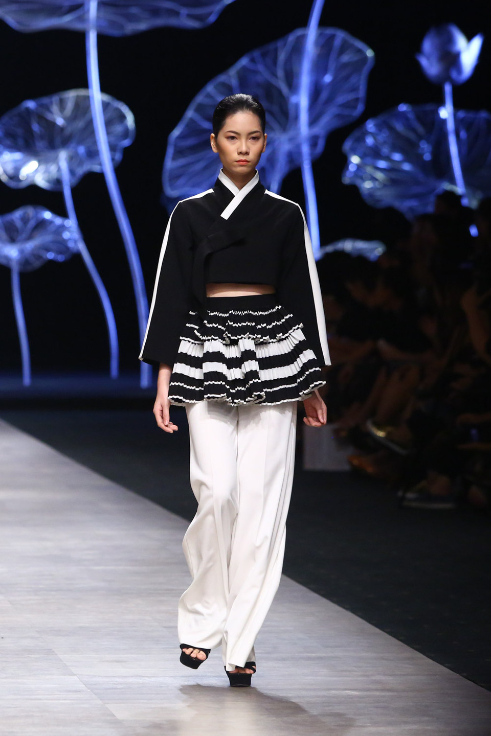 Hanbok được cụ thể hóa với áo lửng, phần cổ đặc trưng và váy xòe. 